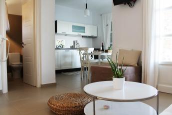 4maisonete1-living_room_kitchen_view.jpg